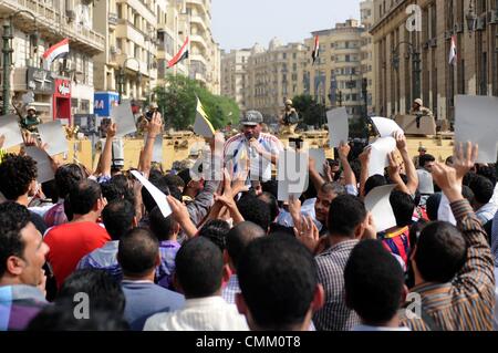 Kairo, Ägypten. 4. November 2013. Ägyptens abgesetzt, dass islamistische Präsident Mohamed Morsi vor Gericht ging in Cairo Gerichtsgebäude über Demonstrant Todesfälle, Erhöhung der Ängste des neuen Blutvergießens vier Monate, nachdem die Armee ihn verdrängt. Auseinandersetzungen zwischen den Anhängern des gestürzten Präsidenten Morsi und Anhänger von General Sisi.Photo begrenzt: Nameer Galal/NurPhoto Credit: Nameer Galal/NurPhoto/ZUMAPRESS.com/Alamy Live News Stockfoto