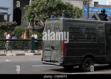 Kairo, Ägypten. 4. November 2013. Ägyptens abgesetzt, dass islamistische Präsident Mohamed Morsi vor Gericht ging in Cairo Gerichtsgebäude über Demonstrant Todesfälle, Erhöhung der Ängste des neuen Blutvergießens vier Monate, nachdem die Armee ihn verdrängt. Auseinandersetzungen zwischen den Anhängern des gestürzten Präsidenten Morsi und Anhänger von General Sisi.Photo begrenzt: Nameer Galal/NurPhoto Credit: Nameer Galal/NurPhoto/ZUMAPRESS.com/Alamy Live News Stockfoto