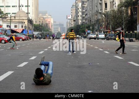 Kairo, Ägypten. 4. November 2013. Ägyptens abgesetzt, dass islamistische Präsident Mohamed Morsi vor Gericht ging in Cairo Gerichtsgebäude über Demonstrant Todesfälle, Erhöhung der Ängste des neuen Blutvergießens vier Monate, nachdem die Armee ihn verdrängt. Auseinandersetzungen zwischen den Anhängern des gestürzten Präsidenten Morsi und Anhänger von General Sisi.Photo begrenzt: Nameer Galal/NurPhoto Credit: Nameer Galal/NurPhoto/ZUMAPRESS.com/Alamy Live News Stockfoto