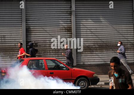 Kairo, Ägypten. 4. November 2013. Ägyptens abgesetzt, dass islamistische Präsident Mohamed Morsi vor Gericht ging in Cairo Gerichtsgebäude über Demonstrant Todesfälle, Erhöhung der Ängste des neuen Blutvergießens vier Monate, nachdem die Armee ihn verdrängt. Auseinandersetzungen zwischen den Anhängern des gestürzten Präsidenten Morsi und Anhänger von General Sisi.Photo begrenzt: Nameer Galal/NurPhoto Credit: Nameer Galal/NurPhoto/ZUMAPRESS.com/Alamy Live News Stockfoto