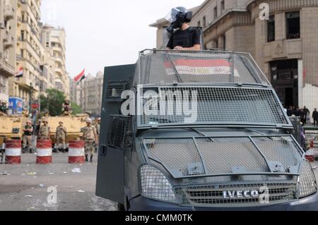 Kairo, Ägypten. 4. November 2013. Ägyptens abgesetzt, dass islamistische Präsident Mohamed Morsi vor Gericht ging in Cairo Gerichtsgebäude über Demonstrant Todesfälle, Erhöhung der Ängste des neuen Blutvergießens vier Monate, nachdem die Armee ihn verdrängt. Auseinandersetzungen zwischen den Anhängern des gestürzten Präsidenten Morsi und Anhänger von General Sisi.Photo begrenzt: Nameer Galal/NurPhoto Credit: Nameer Galal/NurPhoto/ZUMAPRESS.com/Alamy Live News Stockfoto