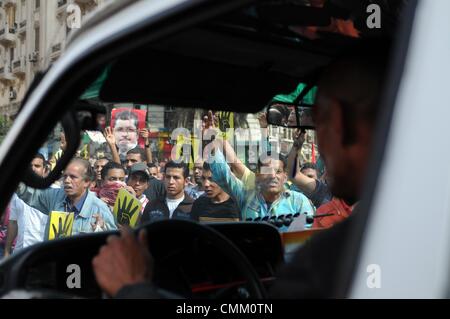 Kairo, Ägypten. 4. November 2013. Ägyptens abgesetzt, dass islamistische Präsident Mohamed Morsi vor Gericht ging in Cairo Gerichtsgebäude über Demonstrant Todesfälle, Erhöhung der Ängste des neuen Blutvergießens vier Monate, nachdem die Armee ihn verdrängt. Auseinandersetzungen zwischen den Anhängern des gestürzten Präsidenten Morsi und Anhänger von General Sisi.Photo begrenzt: Nameer Galal/NurPhoto Credit: Nameer Galal/NurPhoto/ZUMAPRESS.com/Alamy Live News Stockfoto