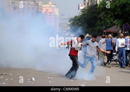 Kairo, Ägypten. 4. November 2013. Ägyptens abgesetzt, dass islamistische Präsident Mohamed Morsi vor Gericht ging in Cairo Gerichtsgebäude über Demonstrant Todesfälle, Erhöhung der Ängste des neuen Blutvergießens vier Monate, nachdem die Armee ihn verdrängt. Auseinandersetzungen zwischen den Anhängern des gestürzten Präsidenten Morsi und Anhänger von General Sisi.Photo begrenzt: Nameer Galal/NurPhoto Credit: Nameer Galal/NurPhoto/ZUMAPRESS.com/Alamy Live News Stockfoto