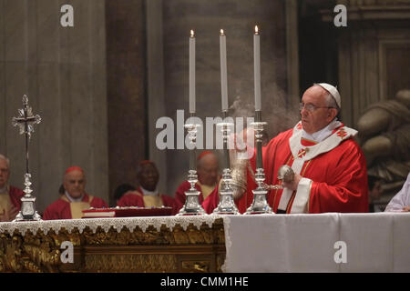 Vatikan, Italien. 4. November 2013. Vatikan St. Peter-Basilika heute um 11.30 Uhr, der Papst am Altar der Stuhl des St. Peter-Basilika im Wahlrecht von den Kardinälen und Bischöfen in 2013 Credit verstorbenen Masse gefeiert: wirklich Easy Star/Alamy Live News Stockfoto