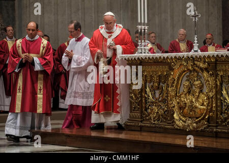 Vatikan, Italien. 4. November 2013. Vatikan St. Peter-Basilika heute um 11.30 Uhr, der Papst am Altar der Stuhl des St. Peter-Basilika im Wahlrecht von den Kardinälen und Bischöfen in 2013 Credit verstorbenen Masse gefeiert: wirklich Easy Star/Alamy Live News Stockfoto