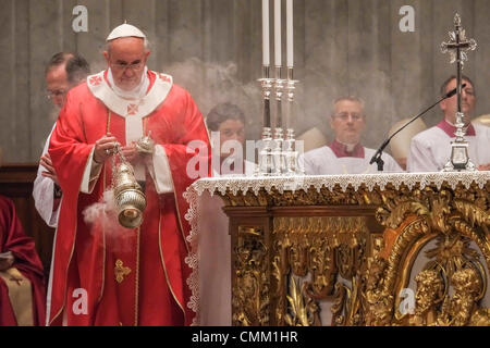 Vatikan, Italien. 4. November 2013. Vatikan St. Peter-Basilika heute um 11.30 Uhr, der Papst am Altar der Stuhl des St. Peter-Basilika im Wahlrecht von den Kardinälen und Bischöfen in 2013 Credit verstorbenen Masse gefeiert: wirklich Easy Star/Alamy Live News Stockfoto