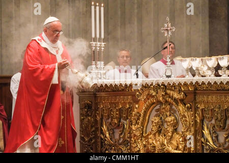 Vatikan, Italien. 4. November 2013. Vatikan St. Peter-Basilika heute um 11.30 Uhr, der Papst am Altar der Stuhl des St. Peter-Basilika im Wahlrecht von den Kardinälen und Bischöfen in 2013 Credit verstorbenen Masse gefeiert: wirklich Easy Star/Alamy Live News Stockfoto