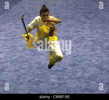 Kuala Lumpur, Malaysia. 4. November 2013. Hoang Thi Phuong Giang Vietnams führt während Dao Shu Frauenabteilung des Wushu Event bei der 12. Wushu Weltmeisterschaft in Kuala Lumpur, Malaysia, 4. November 2013. Mehr als 1.500 Athleten aus über 80 Ländern und Regionen werden in drei Schüler der chinesischen Kampfkünste, wie z. B. Taolu (Barehands und Waffen), Sanshou (Chinese Boxing) und Lai (dual-Ereignis) und bieten 48 Goldmedaillen. : Bildnachweis Azhar A Rahim/NurPhoto: Azhar A Rahim/NurPhoto/ZUMAPRESS.com/Alamy Live-Nachrichten Stockfoto