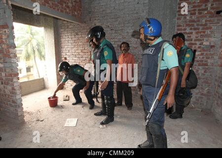 Dhaka, Bangladesch. 4. November 2013. 4. November 2013 erholen Dhaka Bangladesch Polizei einen handgemachten Bombe Materialien während der Streik-Stunde im alten Teil von Dhaka City. Die Opposition Bangladesh Nationalist Party (BNP) und seine 18 Partei Allianzen aufrufen 60-stündigen landesweite Shutdown. Der Streik ist aufzufordern, den Premierminister zu beenden und machen Platz für Umfragen unter einer Übergangsregierung. © Monirul Alam Monirul Alam/ZUMAPRESS.com/Alamy © Live-Nachrichten Stockfoto