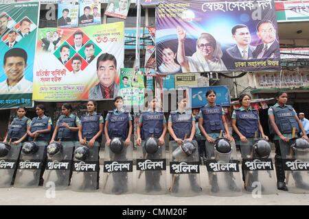 Dhaka, Bangladesch. 4. November 2013. 4. November 2013 Dhaka Bangladesch Frauen Polizei Wache stehen vor der BNP-Büro während der Streik-Stunde in der Dhaka Stadt. Zwei Menschen wurden getötet und 7 Personen kritisch verbrannt Verletzungen am 1. Tag einen landesweiten Streik von der Opposition Bangladesh Nationalist Party (BNP) und seine 18 Partei Allianzen genannt. Der Streik ist aufzufordern, den Premierminister zu beenden und machen Platz für Umfragen unter einer Übergangsregierung. © Monirul Alam Monirul Alam/ZUMAPRESS.com/Alamy © Live-Nachrichten Stockfoto