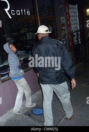 Cape Town, Südafrika. 21. Oktober 2013. 16 Jahre alte Denzel (L) einen Passanten um Geld bittet auf der Long Street in Kapstadt, Südafrika, 21. Oktober 2013. Denzel ist laut lokalen Hilfsorganisationen eines ca. 200 Straßenkinder betteln in der eleganten Innenstadt von Kapstadt. Foto: Laura Koch/Dpa/Alamy Live News Stockfoto