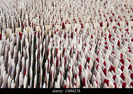 London, UK. 4. November 2013. Hommage Kreuze in dem Bereich des Gedenkens in der Westminster Abbey, die Erinnerung an diejenigen, die ihr Leben in vergangener Kriege gab. Bildnachweis: Paul Davey/Alamy Live-Nachrichten Stockfoto