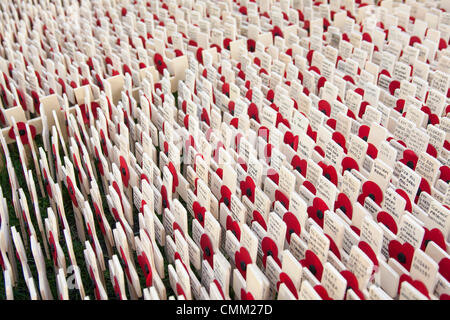 London, UK. 4. November 2013. Hommage Kreuze in dem Bereich des Gedenkens in der Westminster Abbey, die Erinnerung an diejenigen, die ihr Leben in vergangene Konflikte gab. Bildnachweis: Paul Davey/Alamy Live-Nachrichten Stockfoto