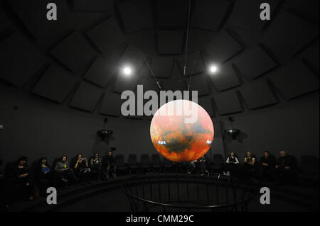 Erste 3D Planetarium in der Tschechischen Republik und ist Teil des Techmanie Science Center wurde am 4. November in Pilsen, Tschechien eröffnet. Technik Wissenschaft auf ein Kugel abgebildet ist. (CTK Foto/Petr Eret) Stockfoto