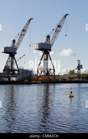 BAE Systems Shipyard, Govan, Glasgow, Schottland, UK, Montag, 4. November 2013. Nach der Ankündigung, dass die ikonischen Krane in der BAE System Shipyard in Govan am Fluss Clyde abgebaut werden sollen, wurde die Befürchtungen geäußert, dass die Werft voraussichtlich schließen wird. Stockfoto