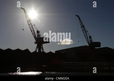 BAE Systems Shipyard, Govan, Glasgow, Schottland, UK, Montag, 4. November 2013. Nach der Ankündigung, dass die ikonischen Krane in der BAE System Shipyard in Govan am Fluss Clyde abgebaut werden sollen, wurde die Befürchtungen geäußert, dass die Werft voraussichtlich schließen wird. Stockfoto