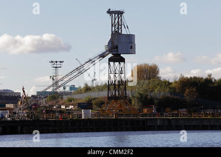 BAE Systems Shipyard, Govan, Glasgow, Schottland, UK, Montag, 4. November 2013. Nach der Ankündigung, dass die ikonischen Krane in der BAE System Shipyard in Govan am Fluss Clyde abgebaut werden sollen, wurde die Befürchtungen geäußert, dass die Werft voraussichtlich schließen wird. Stockfoto