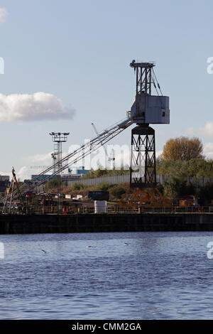 BAE Systems Shipyard, Govan, Glasgow, Schottland, UK, Montag, 4. November 2013. Nach der Ankündigung, dass die ikonischen Krane in der BAE System Shipyard in Govan am Fluss Clyde abgebaut werden sollen, wurde die Befürchtungen geäußert, dass die Werft voraussichtlich schließen wird. Stockfoto