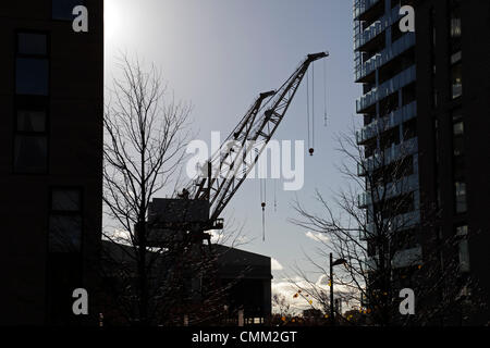 Glasgow Harbour, Partick, Glasgow, Schottland, Großbritannien, Montag, 4. November 2013. Nach der Ankündigung, dass die ikonischen Krane in der BAE System Shipyard in Govan am Fluss Clyde abgebaut werden sollen, wurde die Befürchtungen geäußert, dass die Werft voraussichtlich schließen wird. Die Ausleger von zwei BAE Systems Cranes wurden zwischen Gebäuden im Glasgow Harbour Housing Development ausgeheckt Stockfoto