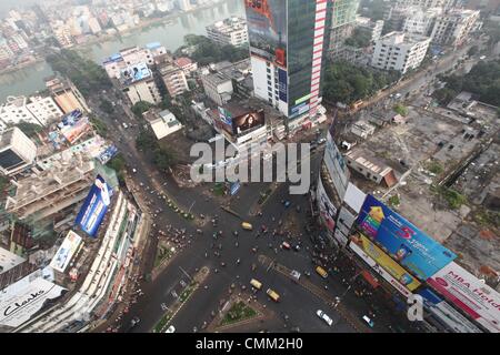 Dhaka, Bangladesch. 4 Nov, 2013. Der Verkehr reibungslos bewegt in einem normalerweise belebten Gegend während einer landesweiten Streik aufgerufen von der oppositionellen Bangladesh Nationalist Party (BNP) in Dhaka am 4. November 2013. Stockfoto