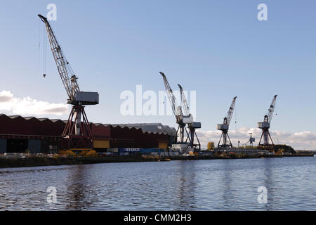 BAE Systems Shipyard, Govan, Glasgow, Schottland, UK, Montag, 4. November 2013. Nach der Ankündigung, dass die ikonischen Krane in der BAE System Shipyard in Govan am Fluss Clyde abgebaut werden sollen, wurde die Befürchtungen geäußert, dass die Werft voraussichtlich schließen wird. Stockfoto