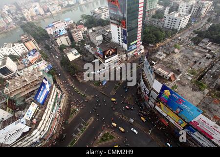 Dhaka, Bangladesch. 4 Nov, 2013. Der Verkehr reibungslos bewegt in einem normalerweise belebten Gegend während einer landesweiten Streik aufgerufen von der oppositionellen Bangladesh Nationalist Party (BNP) in Dhaka am 4. November 2013. Die von der BNP, die 18-Partei Bündnis versucht, einen 60-stündigen Generalstreik in ganz Bangladesch ihre Forderung nach einer nicht zu Back-party neutral Hausmeister der bevorstehenden Parlaments Umfragen durchzuführen, um zu erzwingen. Stockfoto