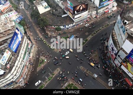 Dhaka, Bangladesch. 4 Nov, 2013. Der Verkehr reibungslos bewegt in einem normalerweise belebten Gegend während einer landesweiten Streik aufgerufen von der oppositionellen Bangladesh Nationalist Party (BNP) in Dhaka am 4. November 2013. Stockfoto