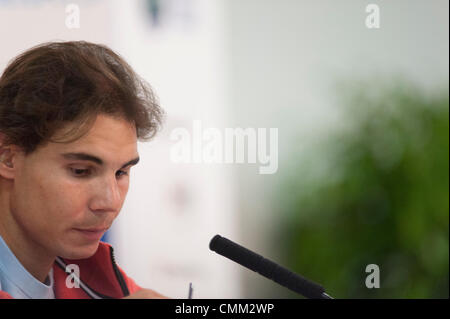 Die O2-Arena, London, UK. 4. November 2013. Rafael Nadal, auf Platz Nummer eins der Welt, besucht eine Pressekonferenz an die Barclays ATP World Tour Finals. Bildnachweis: Malcolm Park Leitartikel/Alamy Live-Nachrichten Stockfoto