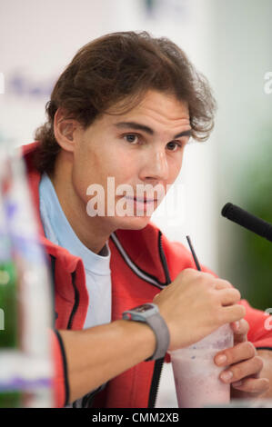 Die O2-Arena, London, UK. 4. November 2013. Rafael Nadal, auf Platz Nummer eins der Welt, besucht eine Pressekonferenz an die Barclays ATP World Tour Finals. Bildnachweis: Malcolm Park Leitartikel/Alamy Live-Nachrichten Stockfoto