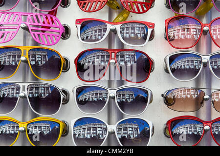 London, UK. 4. November 2013. Selfridges-Kaufhaus auf der Oxford Street, London. Reflexion in Sonnenbrillen aufbewahren. Bildnachweis: Graham Whitby Boot/Alamy Live News Stockfoto