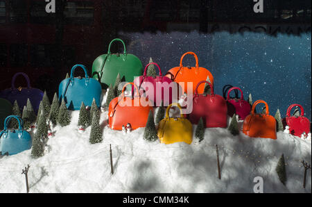 London, UK. 4. November 2013. Selfridges-Kaufhaus in der Oxford Street, London. Weihnachten-Schaufenster zeigen farbige Handtaschen. Bildnachweis: Graham Whitby Boot/Alamy Live News Stockfoto