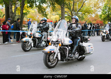 New York, USA. 3. November 2013. Polizei eskortiert Elite Läufer nähert Meile 12 in ING New York City Marathon 3. November 2013 © Kristin Lee/Alamy Live News Stockfoto