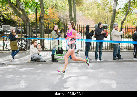 New York, USA. 3. November 2013. Danna Kelly Herrick nahenden Meile 12 in 2013 ING New York City Marathon USA. 3. November 2013. © Kristin Lee/Alamy Live-Nachrichten Stockfoto
