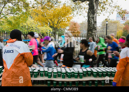 New York, USA. 3. November 2013. Freiwillige Aushändigung Wasser Läufer an Verpflegungsstelle kurz vor Meile 12 ING New York City-Marathon am 3. November 2013. © Kristin Lee/Alamy Live-Nachrichten Stockfoto