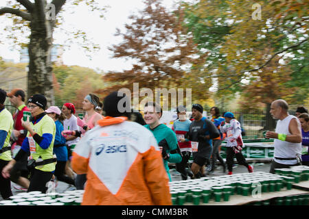 New York, USA. 3. November 2013. Freiwillige Aushändigung Wasser Läufer an Verpflegungsstelle kurz vor Meile 12 ING New York City-Marathon am 3. November 2013. © Kristin Lee/Alamy Live-Nachrichten Stockfoto