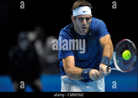 London, UK. 4. November 2013. Juan Martin Del Potro [ARG] im Kampf gegen Richard Gasquet [FRA] auf der ATP World Tour Finals 2013, Tennis-Turnier in der O2 Arena London. Juan Martin Del Potro gewann das Spiel 7-6, 6-3, 7-5. Bildnachweis: Aktion Plus Sport/Alamy Live-Nachrichten Stockfoto