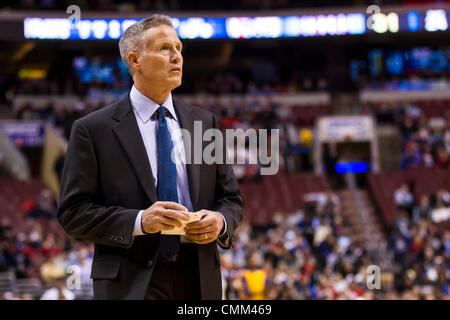 Philadelphia, Pennsylvania, USA. 4. November 2013. Philadelphia 76ers Cheftrainer sieht Brett Brown während der NBA-Spiel zwischen den Golden State Warriors und die Philadelphia 76ers im Wells Fargo Center in Philadelphia, Pennsylvania, auf. (Christopher Szagola/Cal Sport Media/Alamy Live News) Bildnachweis: Csm/Alamy Live-Nachrichten Stockfoto