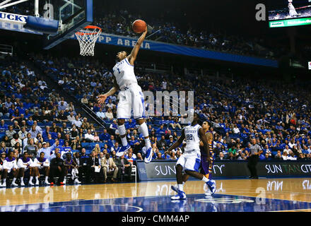 Lexington, KENTUCKY, USA. 4. November 2013. Kentucky-Guard James Young für eine Dunk in der ersten Hälfte stieg wie Kentucky Montevallo auf Montag, 4. November 2013 in Lexington, Kentucky Fotos von Mark Cornelison gespielt | Personal © Lexington Herald-Leader/ZUMAPRESS.com/Alamy Live-Nachrichten Stockfoto