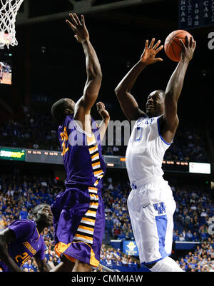 Lexington, KENTUCKY, USA. 4. November 2013. Kentucky Wildcats vorwärts Julius Randle (30) trieb die Spur gegen Montevallos Ryan Mai als Kentucky Montevallo 95 72 auf Montag, 4. November 2013 in Lexington, Kentucky Fotos von Mark Cornelison besiegte | Personal © Lexington Herald-Leader/ZUMAPRESS.com/Alamy Live-Nachrichten Stockfoto