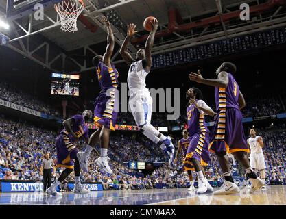 Lexington, KENTUCKY, USA. 4. November 2013. Kentucky Wildcats vorwärts Julius Randle (30) ging für zwei seiner 21 Punkte wie Kentucky Montevallo 95-72 am Montag, 4. November 2013 in Lexington, Kentucky Fotos von Mark Cornelison besiegte | Personal © Lexington Herald-Leader/ZUMAPRESS.com/Alamy Live-Nachrichten Stockfoto