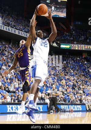 Lexington, KENTUCKY, USA. 4. November 2013. Kentucky Wildcats vorwärts Alex Poythress (22) ging für zwei seiner 10 Punkte wie Kentucky Montevallo 95-72 am Montag, 4. November 2013 in Lexington, Kentucky Fotos von Mark Cornelison besiegte | Personal © Lexington Herald-Leader/ZUMAPRESS.com/Alamy Live-Nachrichten Stockfoto