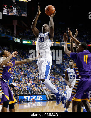 Lexington, KENTUCKY, USA. 4. November 2013. Kentucky Wildcats vorwärts Julius Randle (30) trieb die Spur für einen Korb wie Kentucky Montevallo 95-72 am Montag, 4. November 2013 in Lexington, Kentucky Fotos von Mark Cornelison besiegte | Personal © Lexington Herald-Leader/ZUMAPRESS.com/Alamy Live-Nachrichten Stockfoto