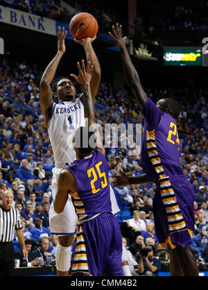 Lexington, KENTUCKY, USA. 4. November 2013. Kentucky Wildcats bewachen James Young (1) legen Sie in einen Pullover über Montevallo Troran Brown, 25, wie Kentucky Montevallo 95-72 am Montag, 4. November 2013 in Lexington, Kentucky Fotos von Mark Cornelison besiegte | Personal © Lexington Herald-Leader/ZUMAPRESS.com/Alamy Live-Nachrichten Stockfoto