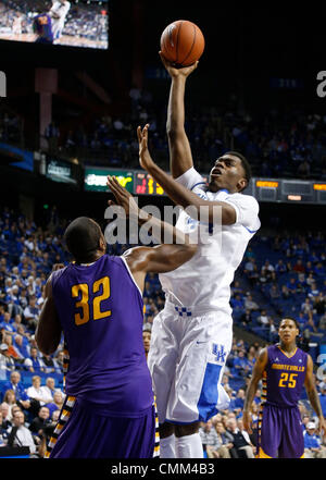 Lexington, KENTUCKY, USA. 4. November 2013. Kentucky Wildcats zentrieren Dakari Johnson (44) legte in 2 seiner 9 Punkte mit 5 Rebounds in 15 Minuten des Spiels zu gehen, wie Kentucky Montevallo 95-72 am Montag, 4. November 2013 in Lexington, Kentucky Fotos von Mark Cornelison besiegte | Personal © Lexington Herald-Leader/ZUMAPRESS.com/Alamy Live-Nachrichten Stockfoto