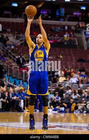 Philadelphia, Pennsylvania, USA. 4. November 2013. Golden State Warriors zeigen Wache Stephen Curry (30) den Ball während des NBA-Spiels zwischen den Golden State Warriors und die Philadelphia 76ers auf der Wells Fargo Center in Philadelphia, Pennsylvania schießt. Die Warriors gewinnen 110-90. (Christopher Szagola/Cal Sport Media/Alamy Live News) Stockfoto