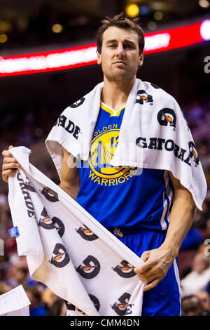 Philadelphia, Pennsylvania, USA. 4. November 2013. Golden State Warriors Center Andrew Bogut (12) blickt auf in das NBA-Spiel zwischen den Golden State Warriors und die Philadelphia 76ers im Wells Fargo Center in Philadelphia, Pennsylvania. Die Warriors gewinnen 110-90. (Christopher Szagola/Cal Sport Media/Alamy Live News) Stockfoto