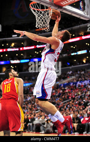 Los Angeles, CA, USA. 4. November 2013. Los Angeles Clippers Power forward Blake Griffin #32 Noten nach vorne vergangenen Houston Rockets kleine Omri Casspi #18 bei der NBA Basketball-Spiel zwischen den Houston Rockets und die Los Angeles Clippers im Staples Center in Los Angeles, California.Louis Lopez/CSM/Alamy Live News Stockfoto