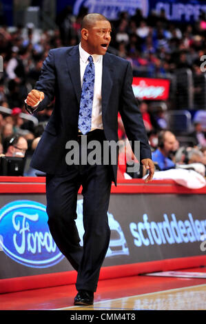 Los Angeles, CA, USA. 4. November 2013. Los Angeles Clippers Cheftrainer Doc Rivers während der NBA-Basketball-Spiel zwischen den Houston Rockets und die Los Angeles Clippers im Staples Center in Los Angeles, California.Louis Lopez/CSM/Alamy Live News Stockfoto
