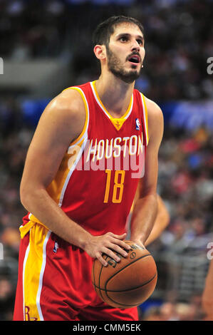 Los Angeles, CA, USA. 4. November 2013. Houston Rockets kleine vorwärts Omri Casspi #18 an der Freiwurflinie in der zweiten Hälfte während der NBA-Basketball-Spiel zwischen den Houston Rockets und die Los Angeles Clippers im Staples Center in Los Angeles, California.The Los Angeles Clippers besiegen die Houston Rockets 137-118.Louis Lopez/CSM/Alamy Live News Stockfoto