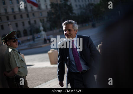 Santiago Del Chile, Chile. 4. November 2013. Representant von Barrick Gold, weltweit größte gold-Bergbau-Unternehmen und Vizepräsident des Projektes Bergbau Pascua Lama, Eduardo Flores, besucht den Präsidentenpalast La Moneda zu einem Treffen mit der chilenischen Bergbau Minister HernÃƒÂ¡n de Solminihac, die Aussetzung der umstrittenen gold Mining-Projekt in der Atacama-Region zu diskutieren. Foto: David von Blohn/NurPhoto © David Von Blohn/NurPhoto/ZUMAPRESS.com/Alamy Live-Nachrichten Stockfoto